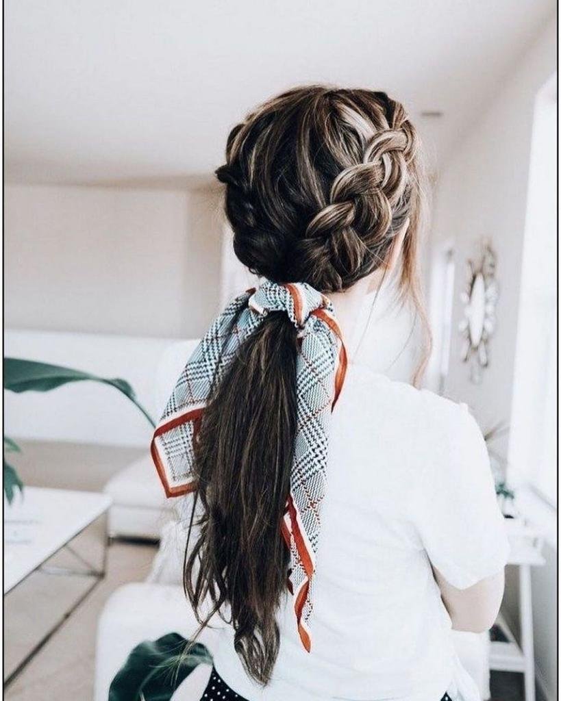 Trenza lateral recogida con un pañuelo