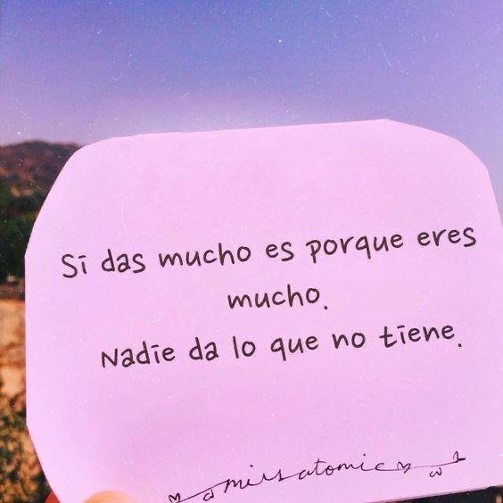 Frase sobre fondo de color: Si das mucho es porque eres mucho. Nadie da lo que no tiene.