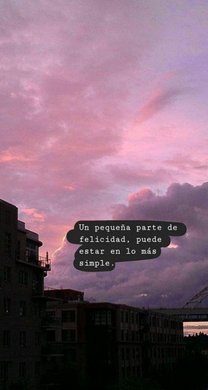 Frase sobre fondo de color: Una pequeña parte de felicidad puede estar en lo más simple.