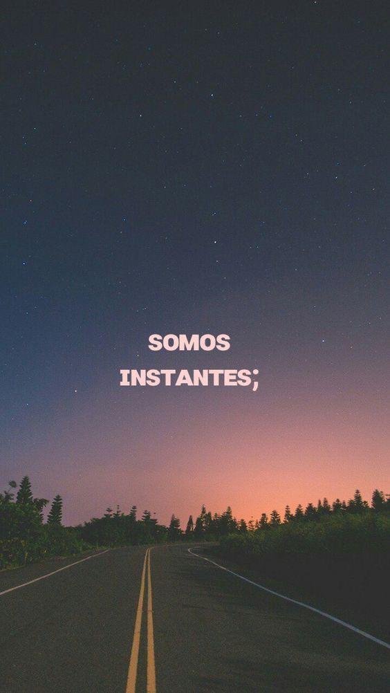Frase sobre fondo de color: Somos instantes.