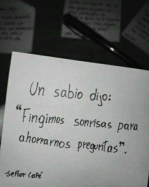 Frase sobre fondo de color: Fingimos sonrisas para ahorrarnos preguntas.