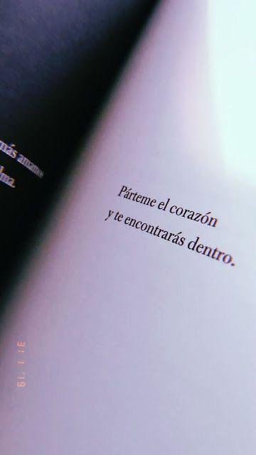 Frase sobre fondo de color: Párteme el corazón y te encontrarás dentro.