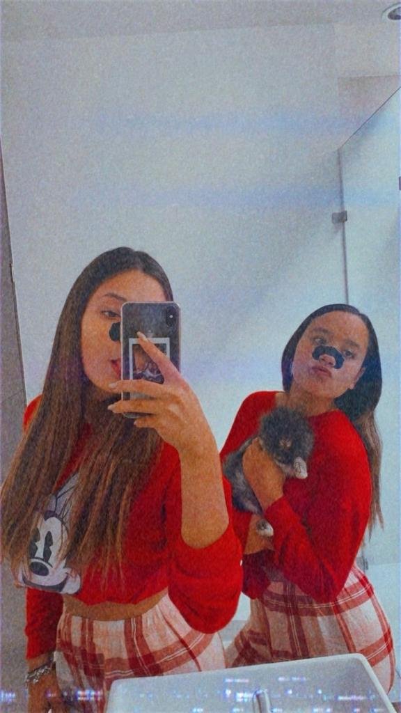 Selfie en el espejo de dos amigas en pijama de cuadros