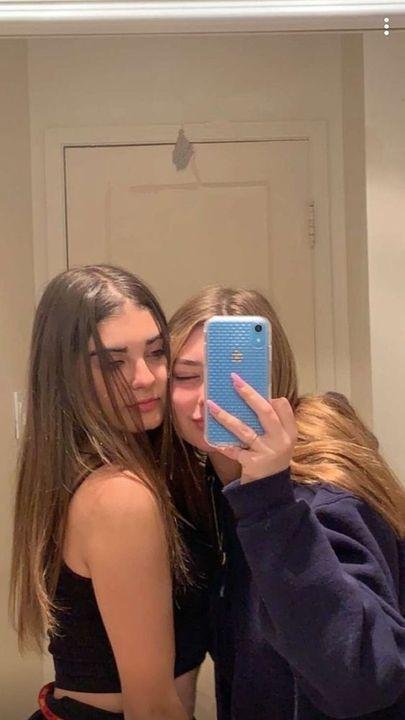 Selfie en el espejo de dos amigas