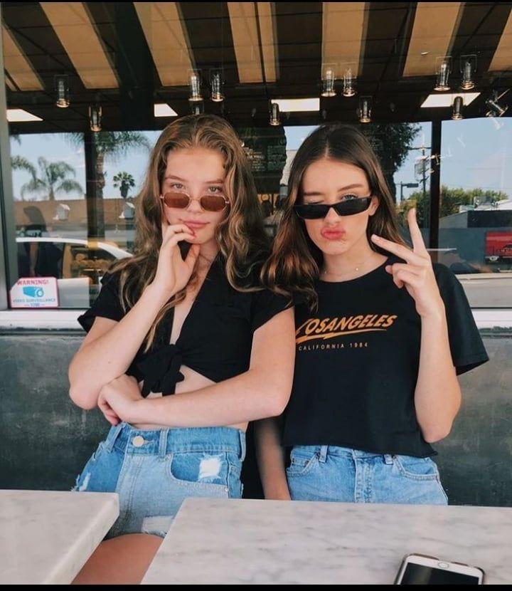 Dos amigas sentadas en una terraza con gafas de sol