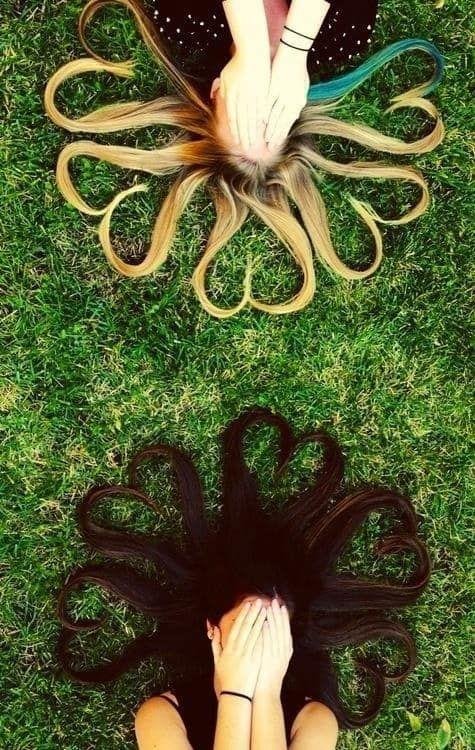 Pelo extendido sobre el césped formando una flor, visto desde arriba
