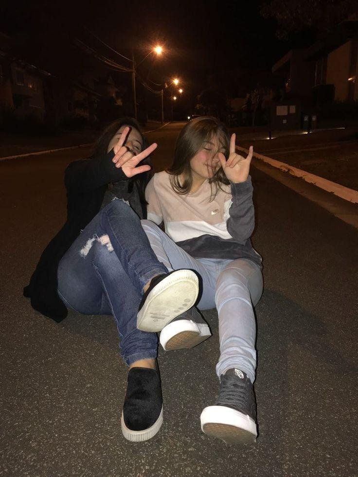 Dos chicas tumbadas en la calle de noche