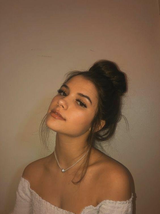 Retrato con moño alto y top de hombros descubiertos
