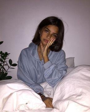 Retrato en la cama con sudadera azul claro