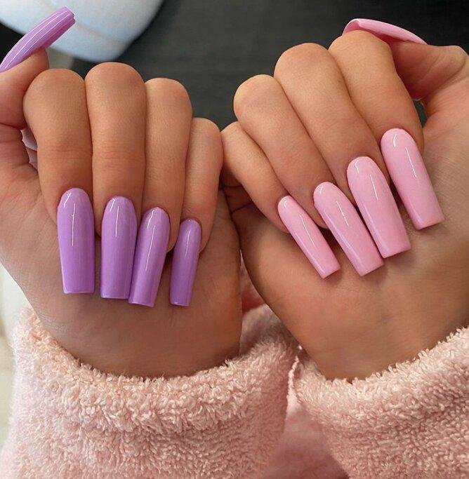 Uñas largas en lila y rosa