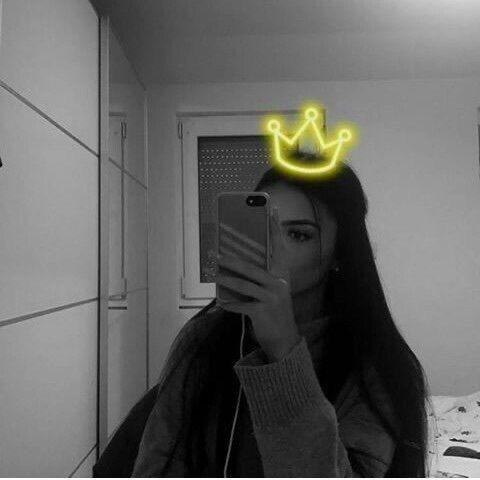 Foto en blanco y negro con una corona dibujada