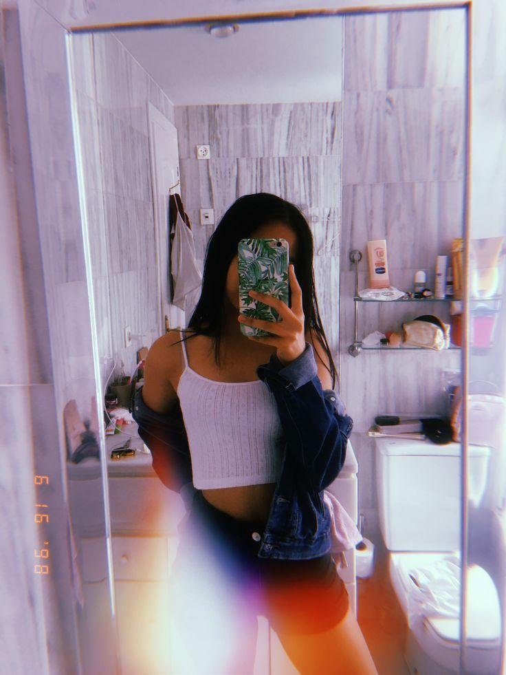 Selfie en el espejo del baño con luz cálida