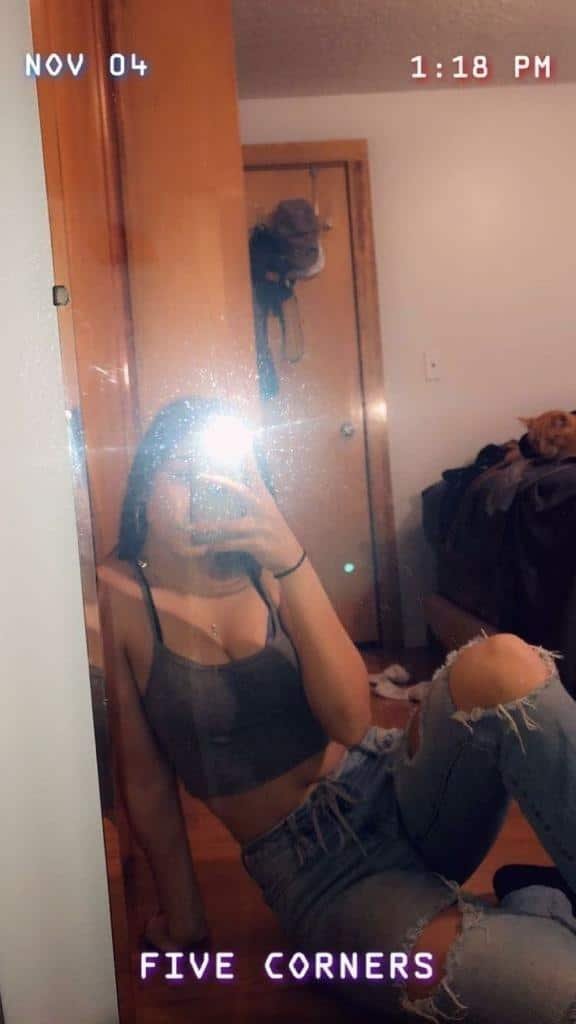 Selfie con flash en el espejo de cuerpo entero
