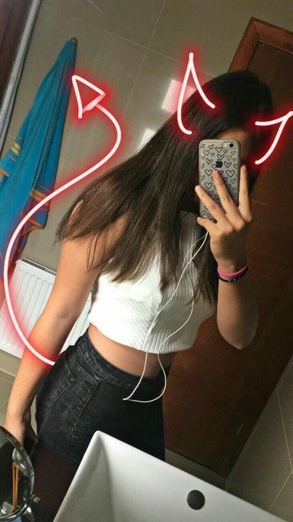 Selfie de espaldas con cuernos dibujados