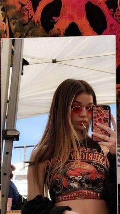 Selfie en el espejo con gafas de sol rojas
