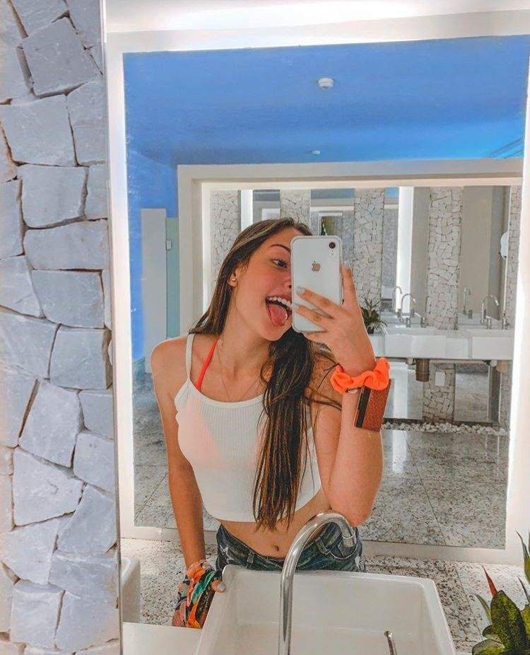 Selfie en el espejo sacando la lengua
