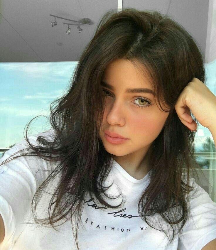Primer plano con el pelo suelto y camiseta blanca