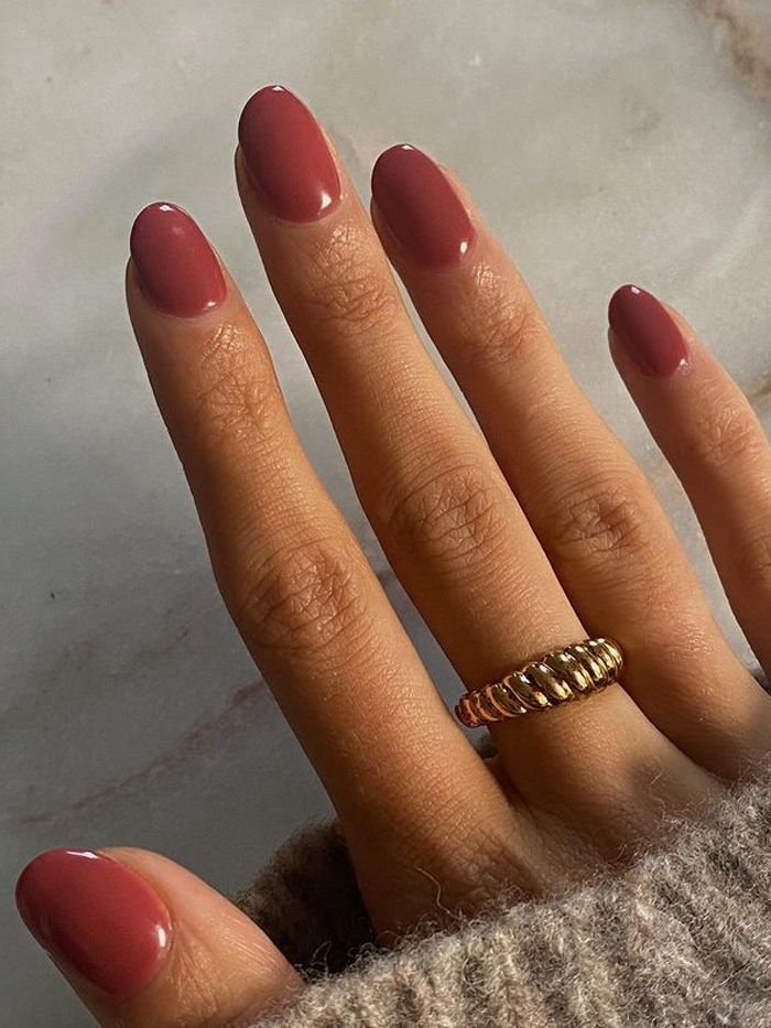 Uñas en tonos tierra distintos en cada dedo