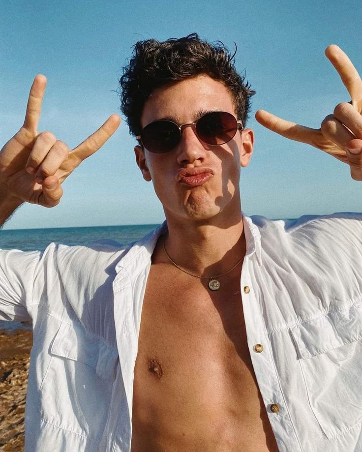 Selfie con gafas de sol haciendo un gesto con las manos