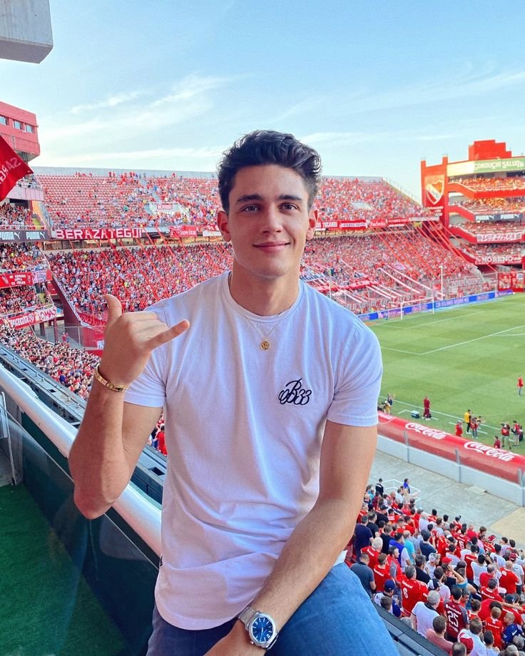 Chico en un estadio con camiseta blanca