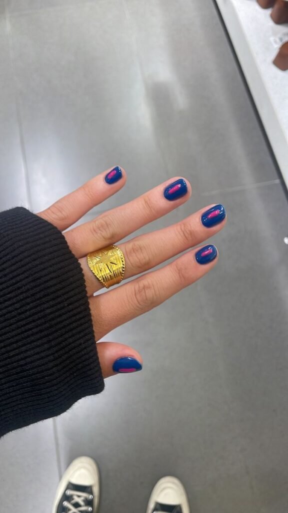 Uñas en azul marino liso
