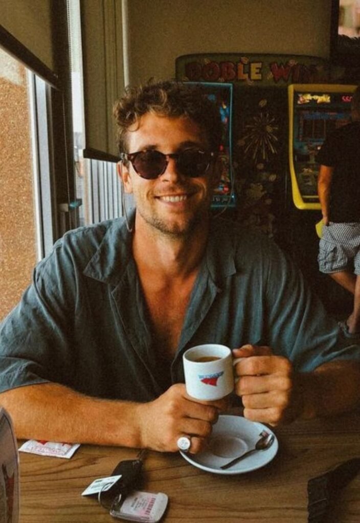 Chico en una cafetería con una taza de café