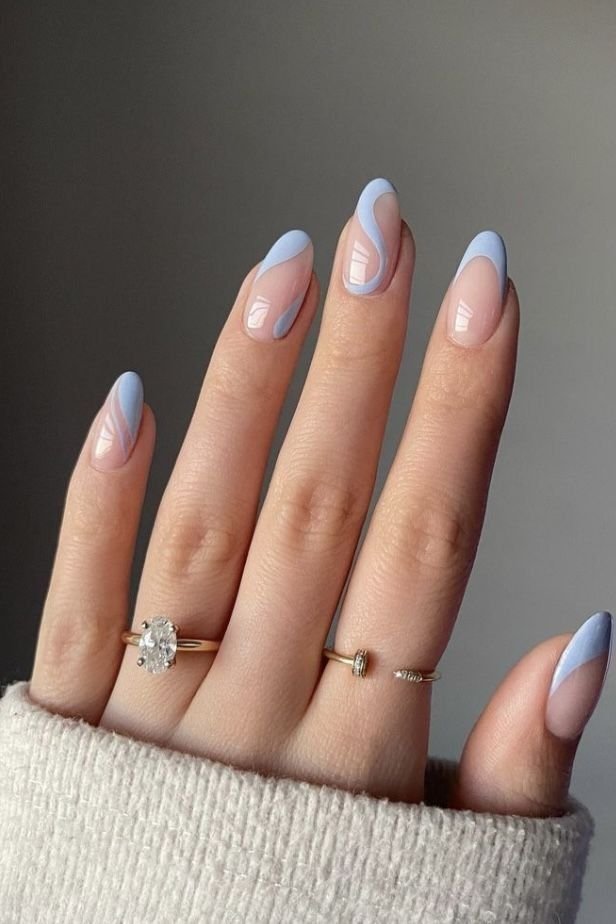 Uñas en azul claro y blanco con degradado