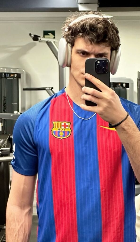 Selfie en el espejo del gimnasio con camiseta de fútbol