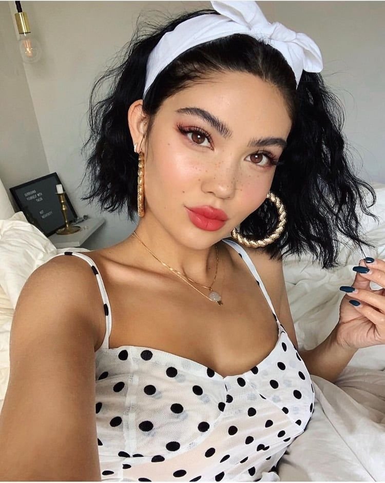Pañuelo blanco atado sobre pelo corto ondulado