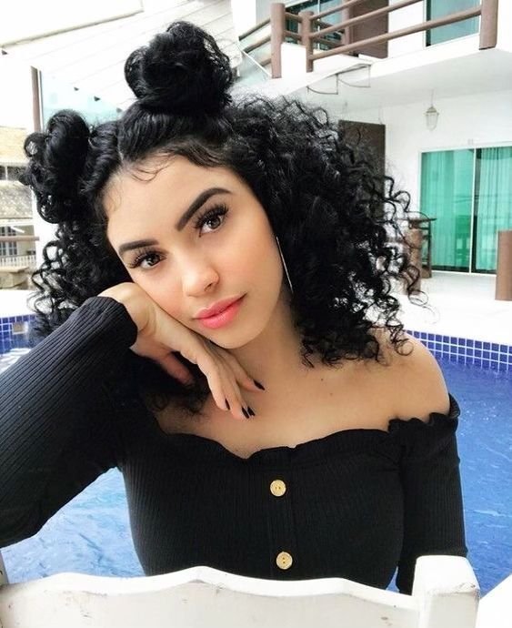 Medio moño alto en pelo rizado