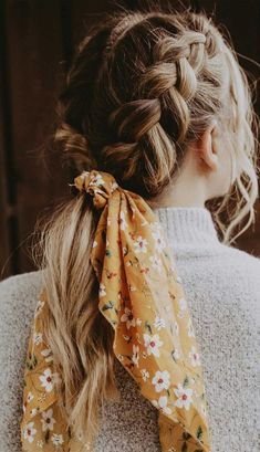 Trenza recogida con un pañuelo de flores