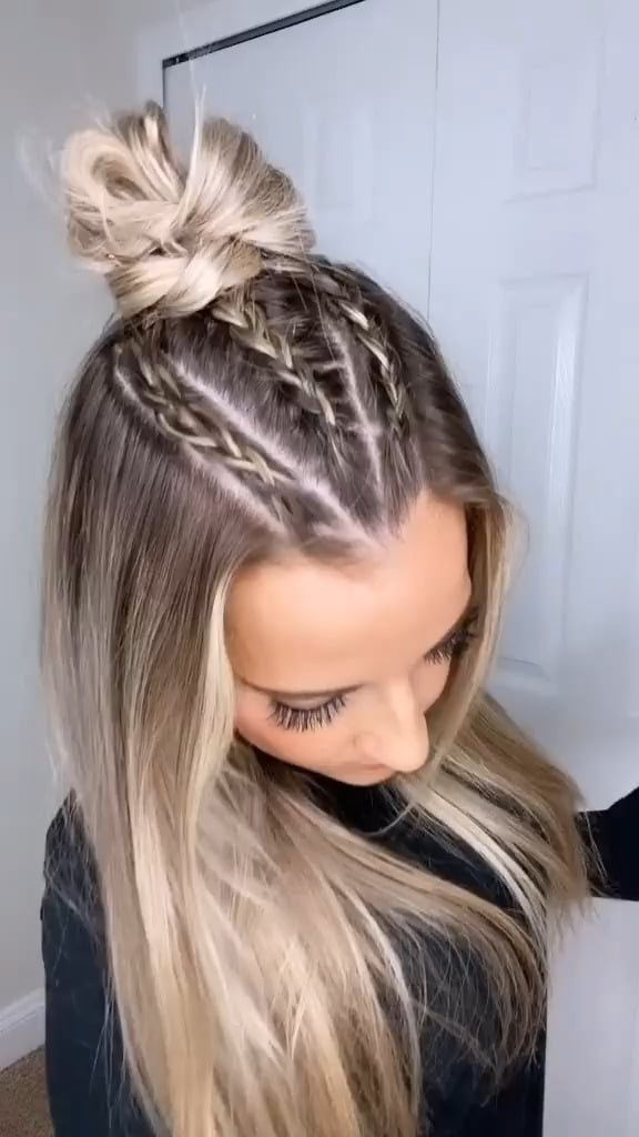 Trenzas pequeñas de raíz con moño alto