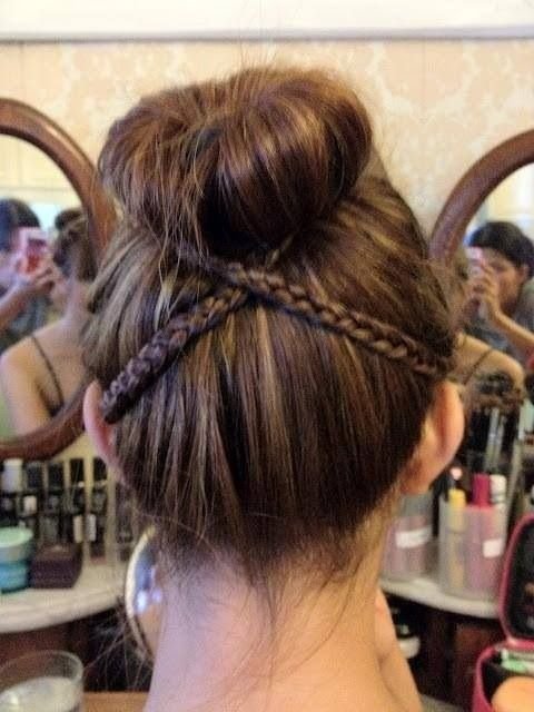 Moño alto con una trenza rodeando la base