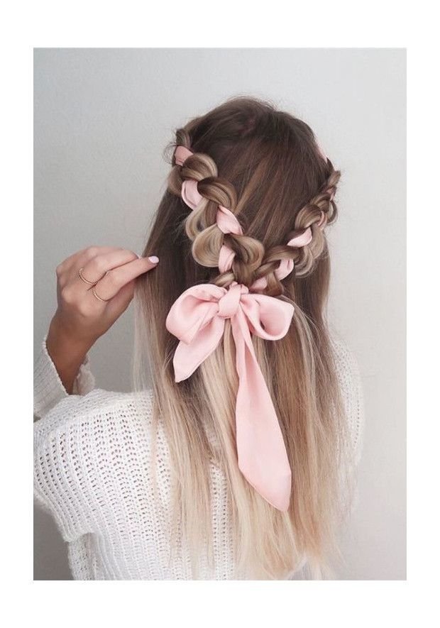 Trenza suelta atada con un lazo rosa