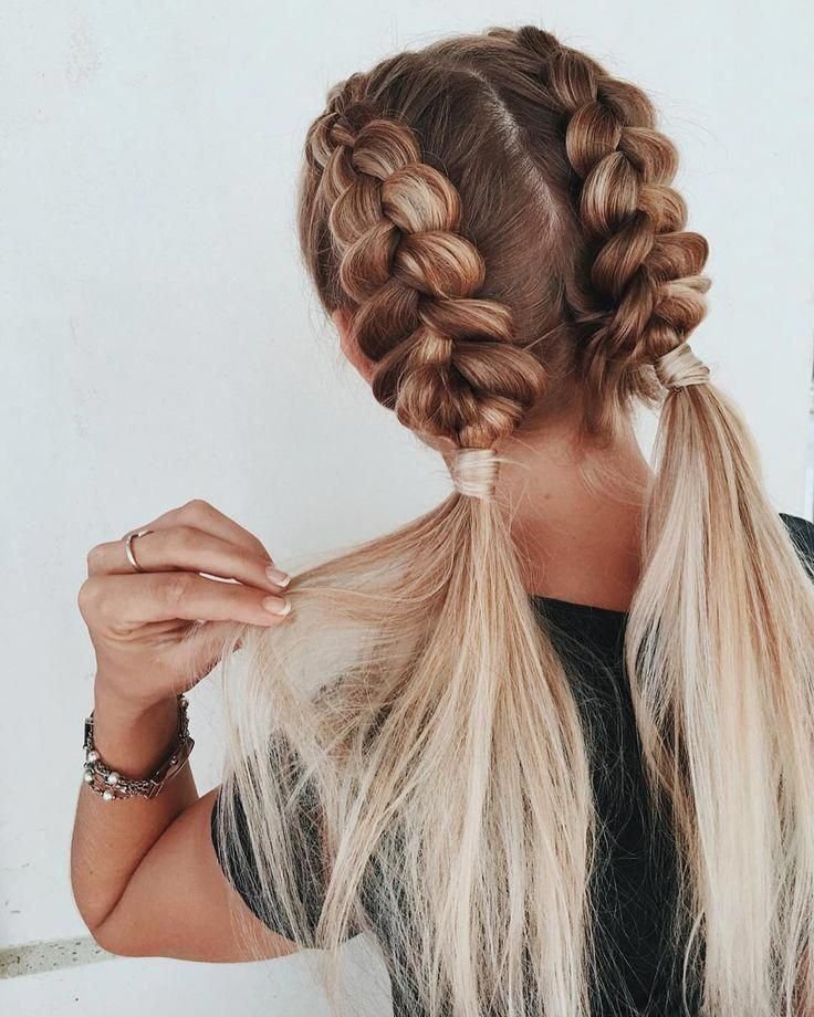 Dos trenzas holandesas que terminan en coletas