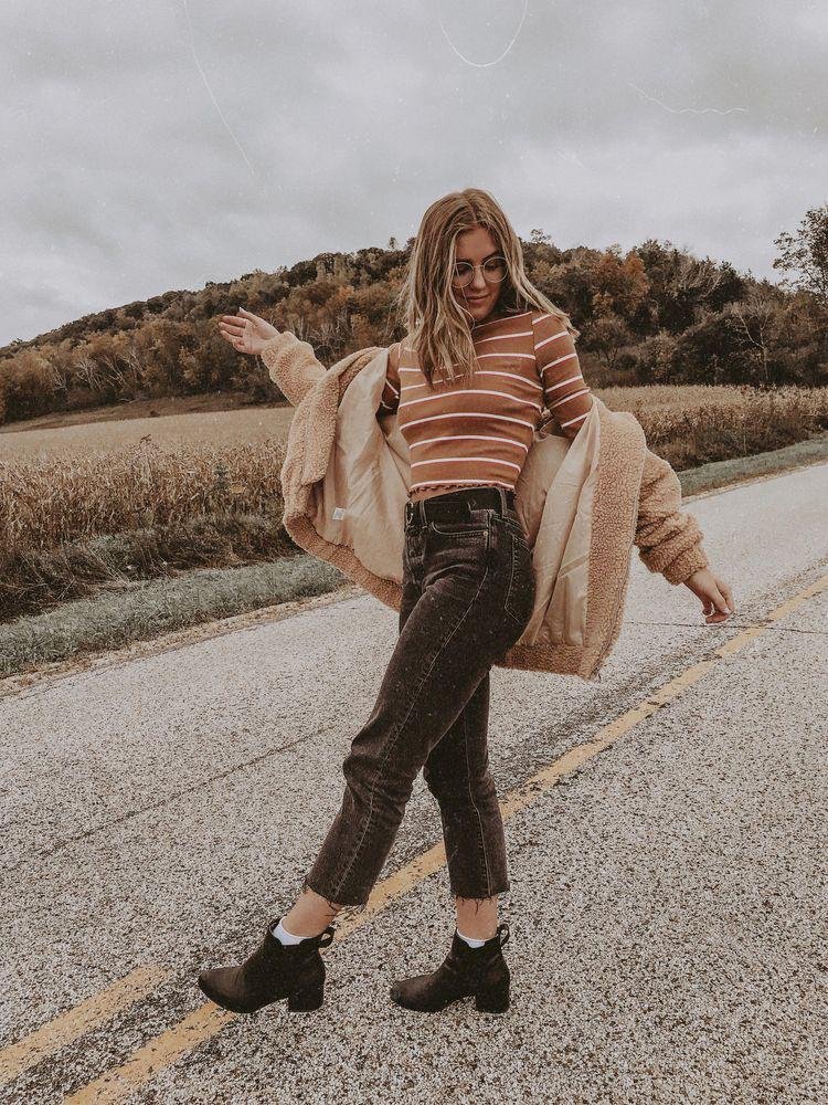 Chica de pie en mitad de una carretera