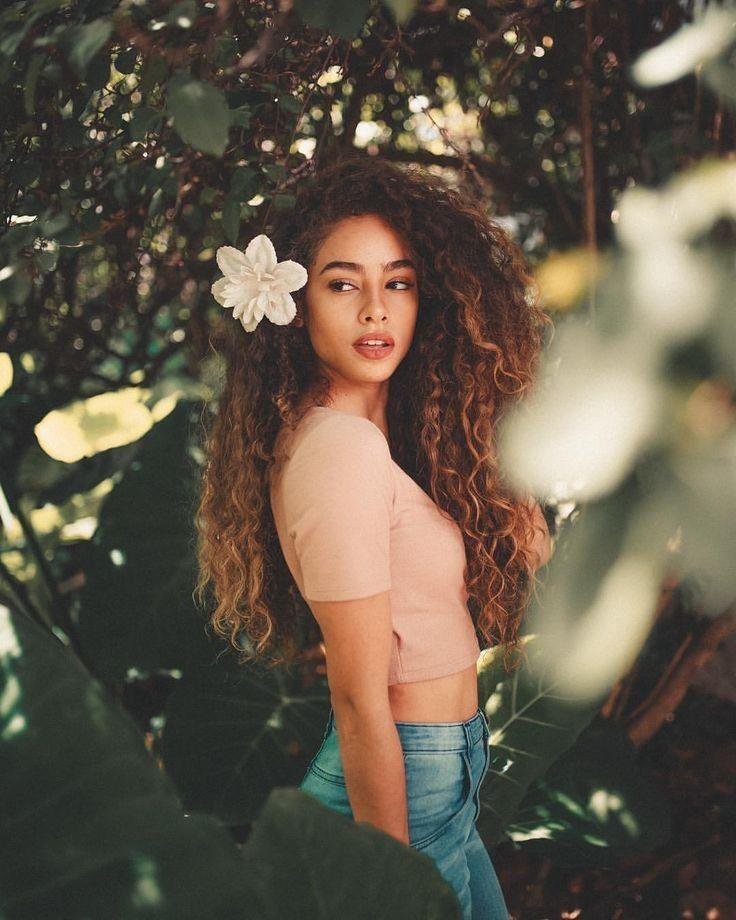 Chica entre flores mirando hacia un lado