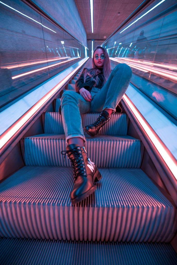 Chica sentada en un sofá con luces de neón