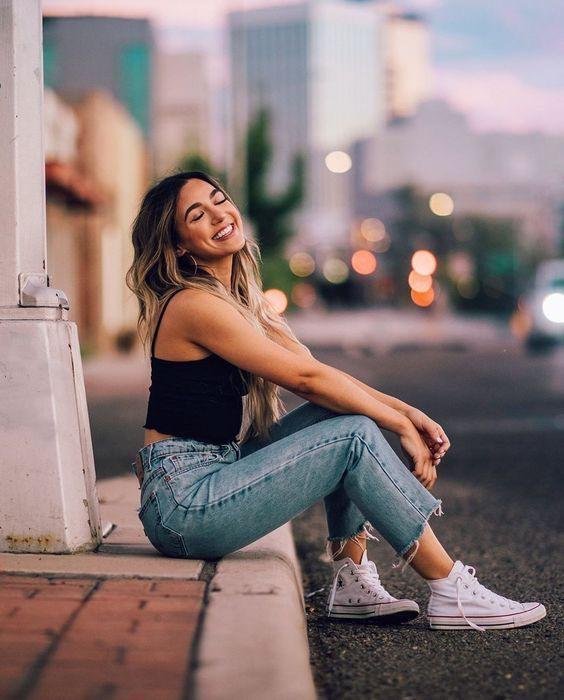 Chica sentada en la acera al atardecer