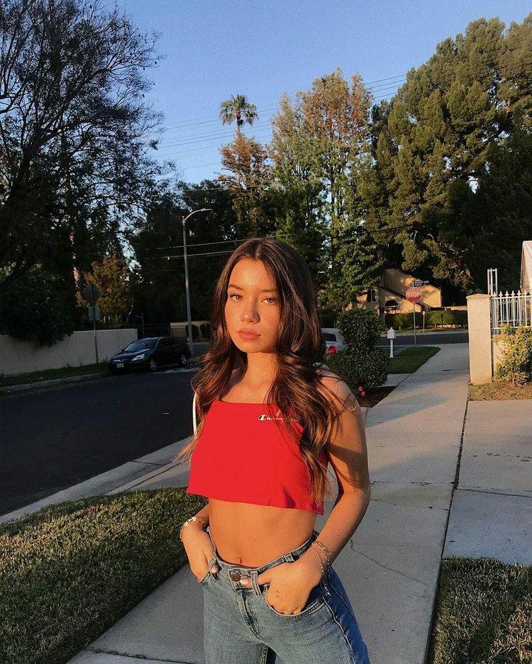Chica de pie en la calle con top rojo