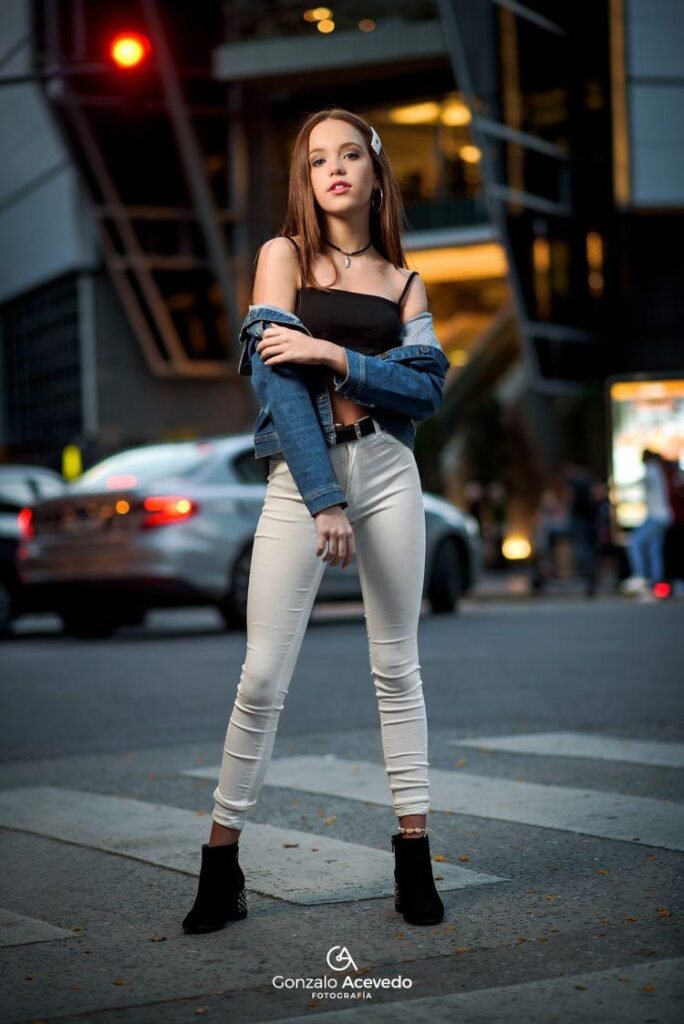 Chica de pie en la calle de noche