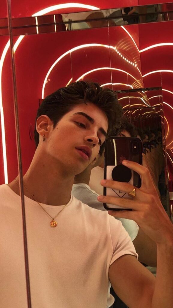 Selfie en espejo con luces de neón rojas de fondo