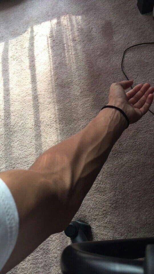 Primer plano de la mano y el brazo apoyados