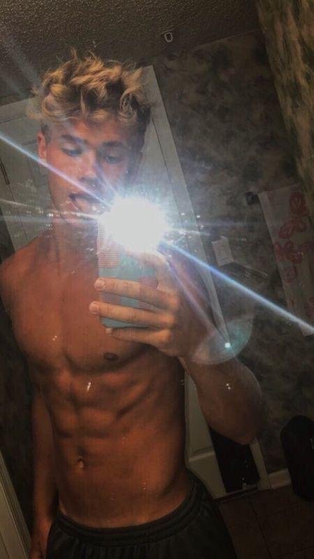 Selfie en espejo con flash y torso descubierto