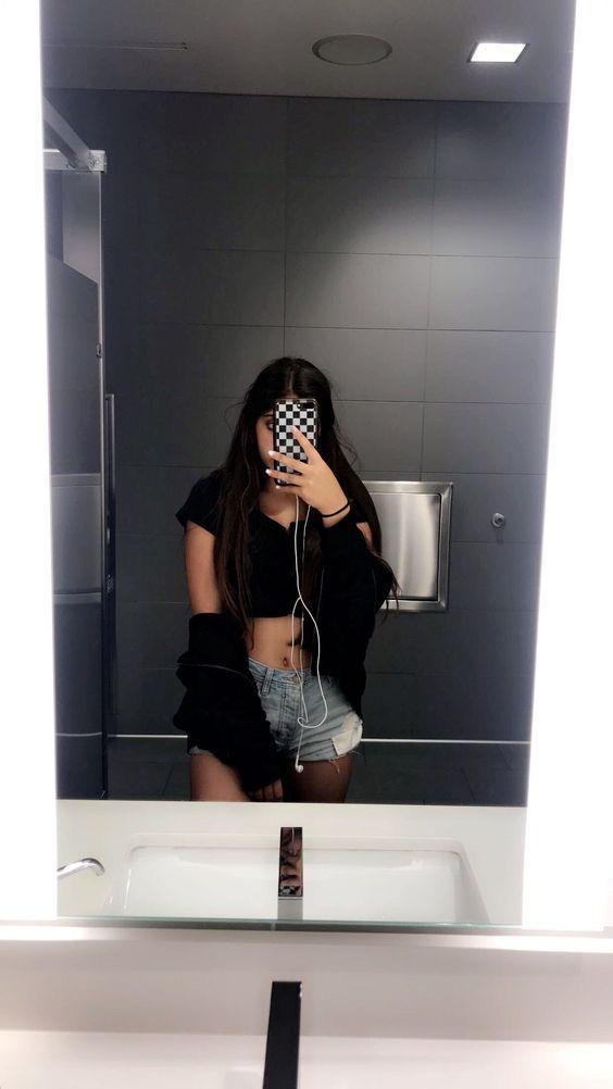 Pose de pie de cuerpo entero en el baño con top negro
