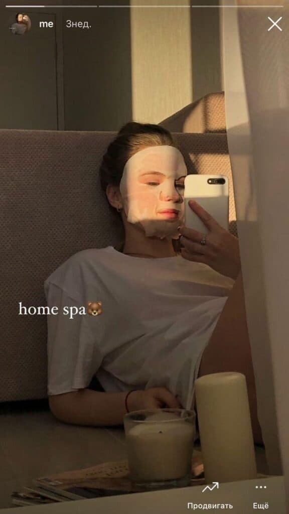 Foto con mascarilla facial sentada, plano medio
