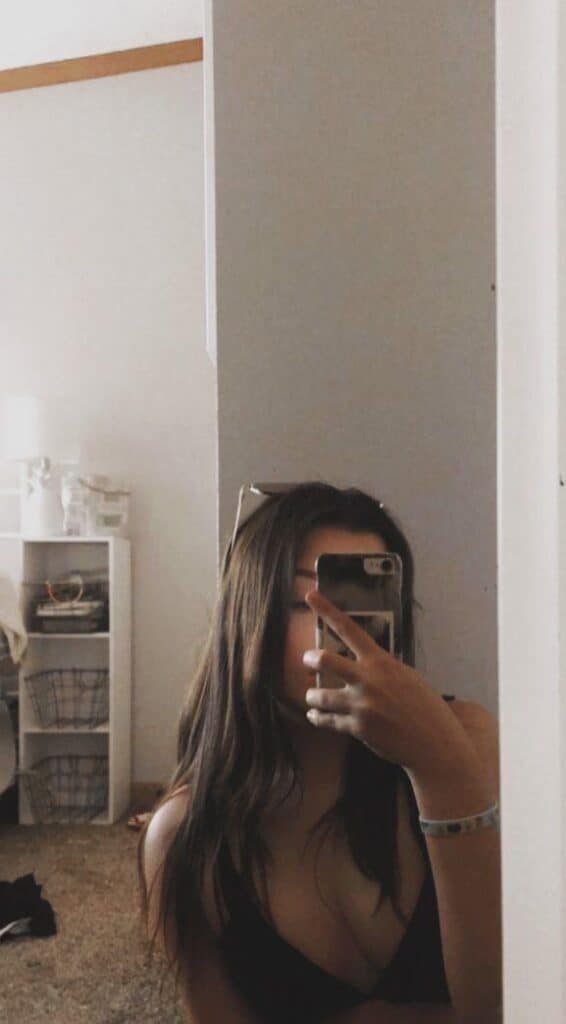 Plano medio de pie con el pelo suelto sobre la cara