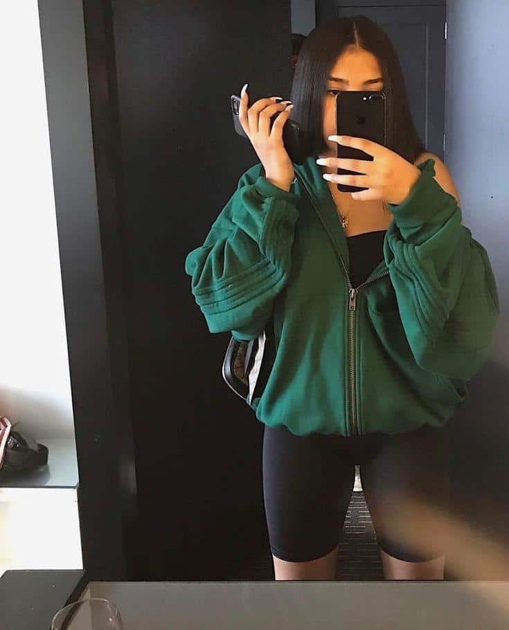 Pose con las manos en el pelo y chaqueta verde oversize