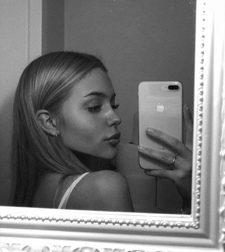 Foto de perfil en blanco y negro en un espejo con marco