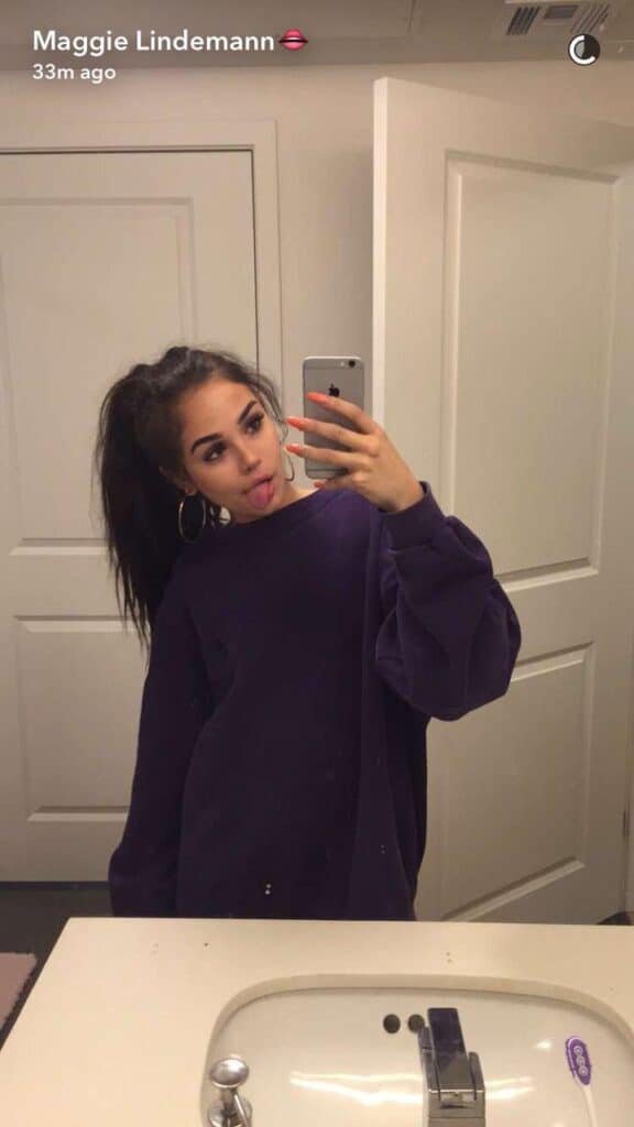 Foto en el espejo del baño con sudadera morada oversize